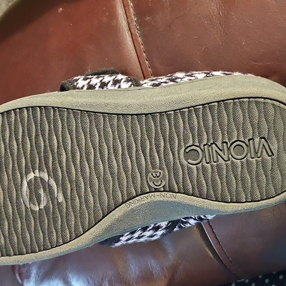 Vionic Womens Houndstooth Slippers with Black/Purple and White Design. - Picture 4 of 4